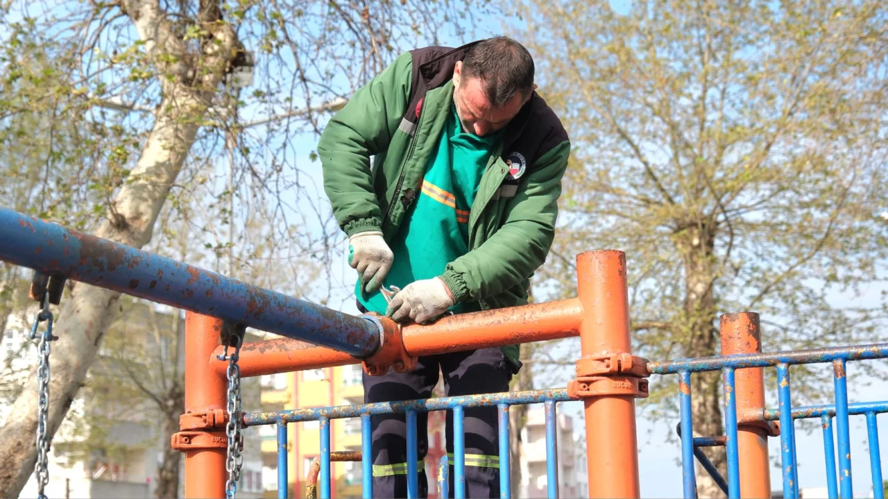 Ceyhan Belediyesi’nden Estetik Dokunuş: Şehrin Parkları Baştan Aşağı Yenileniyor