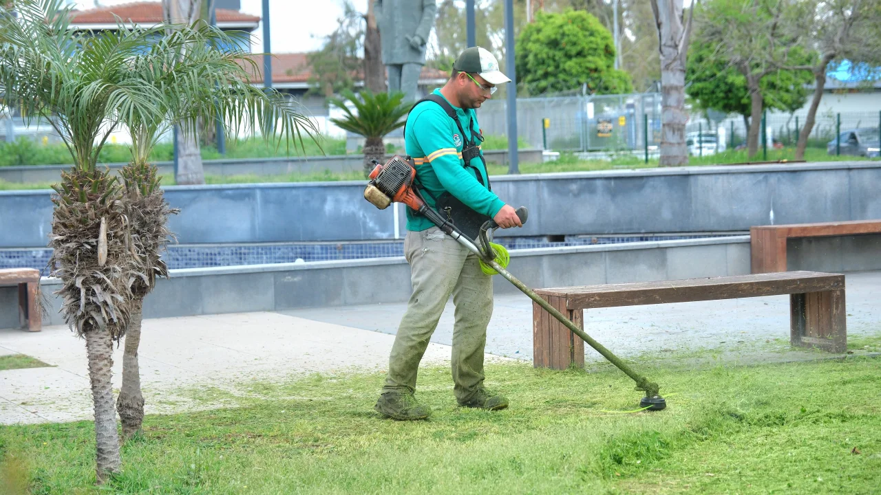 “Daha Yaşanabilir Bir Ceyhan” İçin Park ve Bahçeler Müdürlüğü Sahada