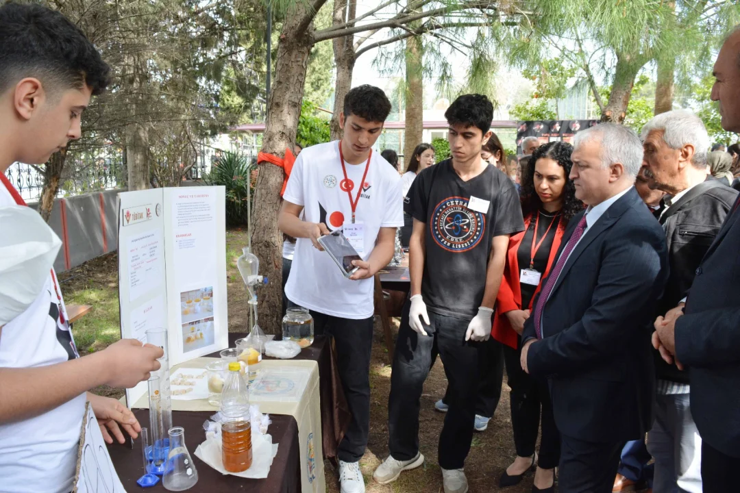 Kaymakam Kurtyemez Genç Mucitlerle Buluştu: Bilim Fuarı Açıldı