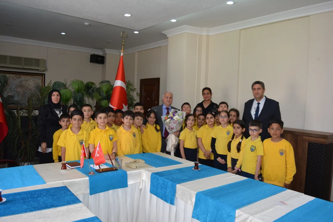 Ceyhan’da Minik Ellerden Kaymakam Kurtyemez’e Teşekkür Çiçeği