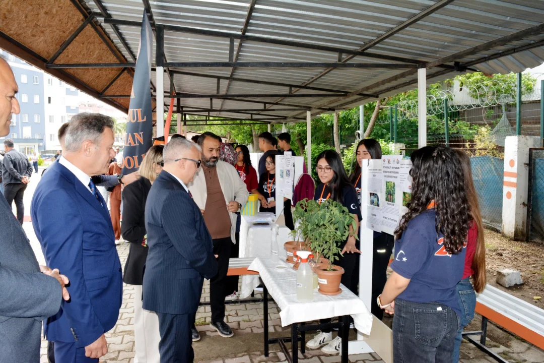 Kaymakam Kurtyemez Stantları Tek Tek Gezdi: Ceyhan’da Bilime Tam Destek