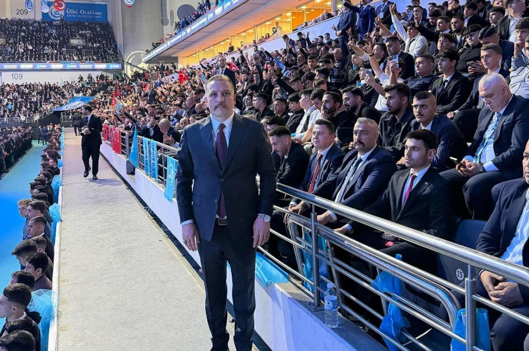 Ülkü Ocakları’ndan Gövde Gösterisi: Adana Şehir Ekranlarından Ankara’daki Dev Zirveye