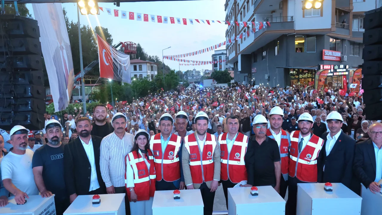 Ceyhan Belediyesi Sözünü Tuttu: Tarihi Üst Geçit Köprüsü İçin Hazırlıklar Tamam, Temeller Atıldı
