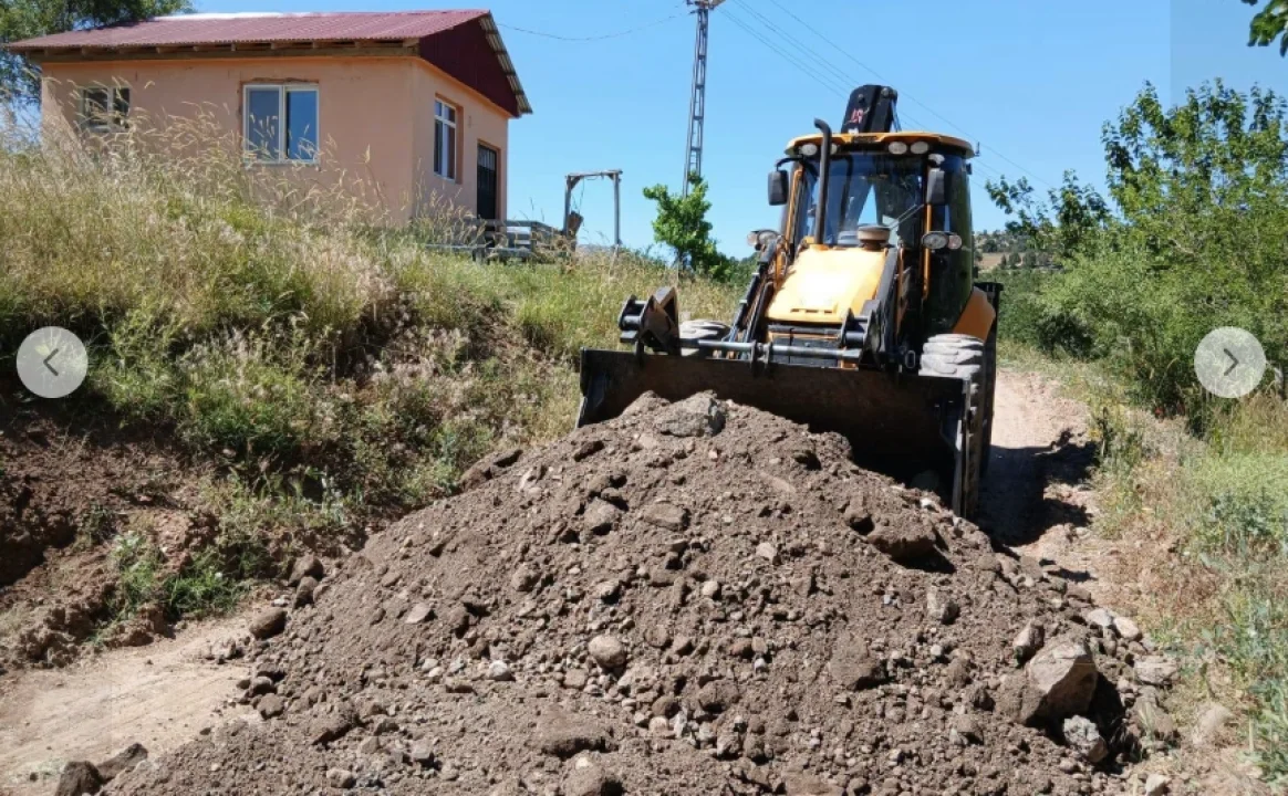 Pozantı Fen İşleri Ekipleri Durmuyor: Kapuzağızı Mevkiinde Stabilize Yol Hamlesi