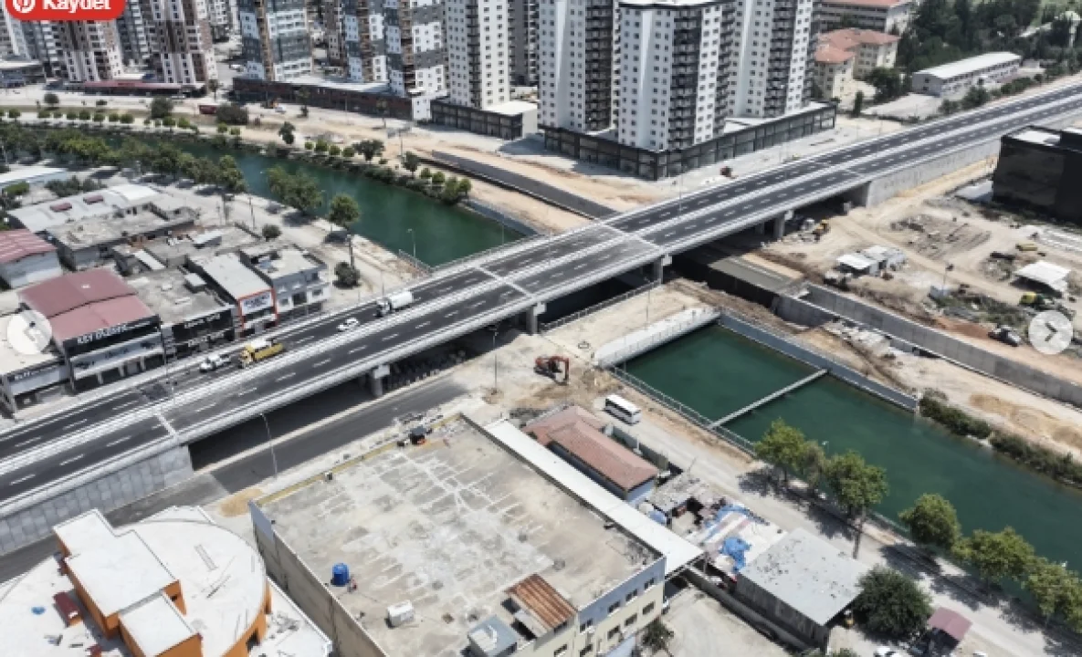 D-400 Girne Bulvarı’nda Hummalı Mesai: Üst Geçit İnşaatında Son Viraj Dönüldü