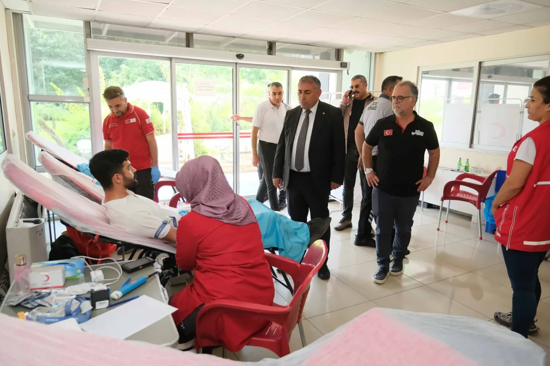 Her Bağış Bir Hayat: Adana Büyükşehir Belediyesi Personeli Kızılay İçin Sıraya Girdi