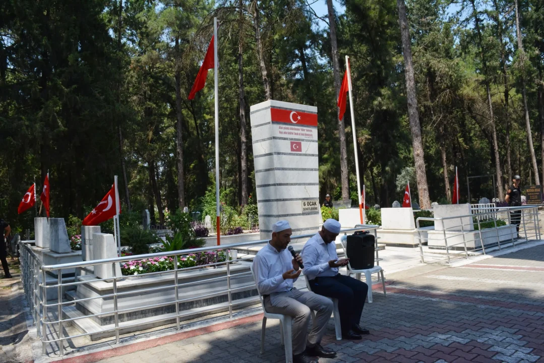 Kaymakam Ramazan Kurtyemez Dualara Ortak Oldu: Ceyhan Şehitliği’nde Duygusal Anlar