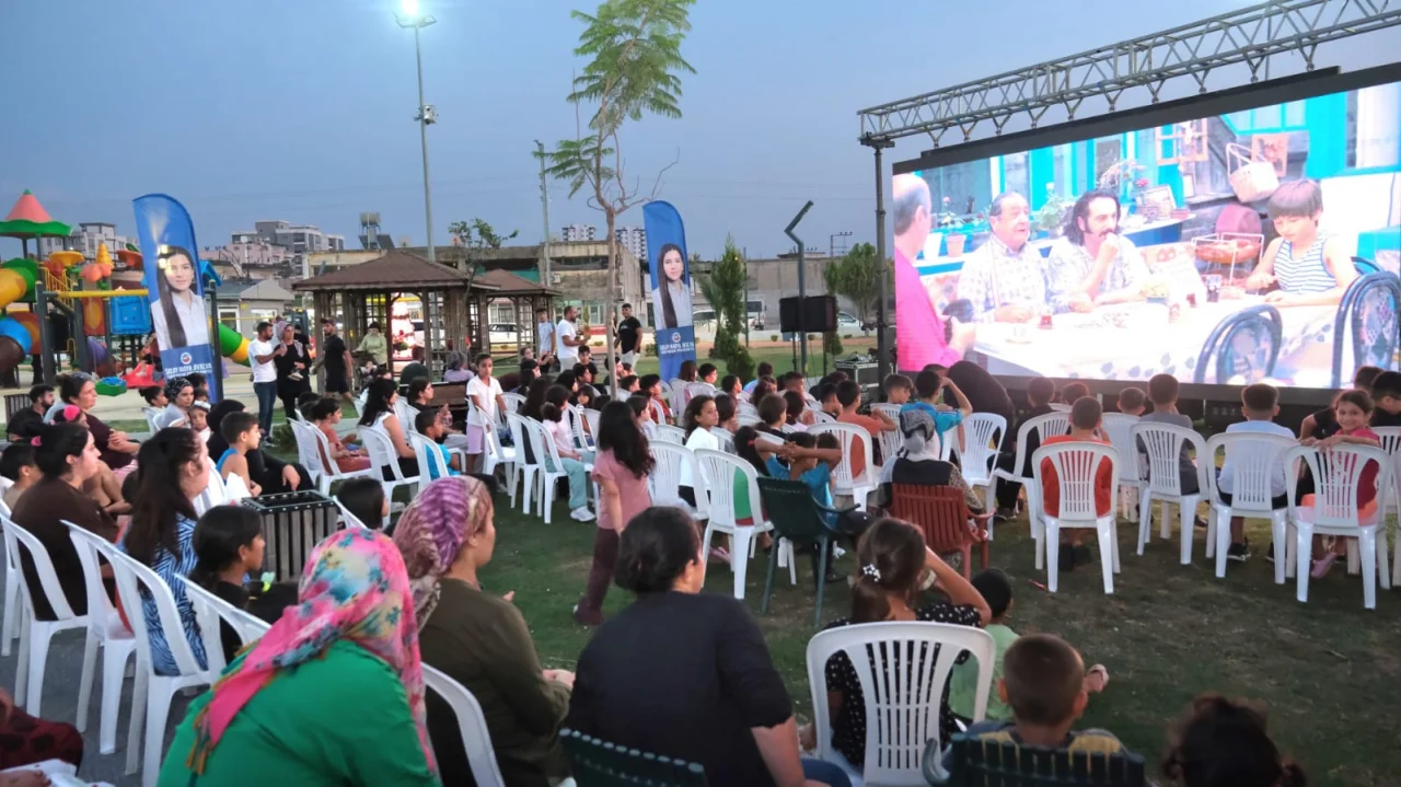 Ceyhan Belediyesi'nden Ücretsiz Sinema Şöleni: Yaz Boyunca Devam Edecek!