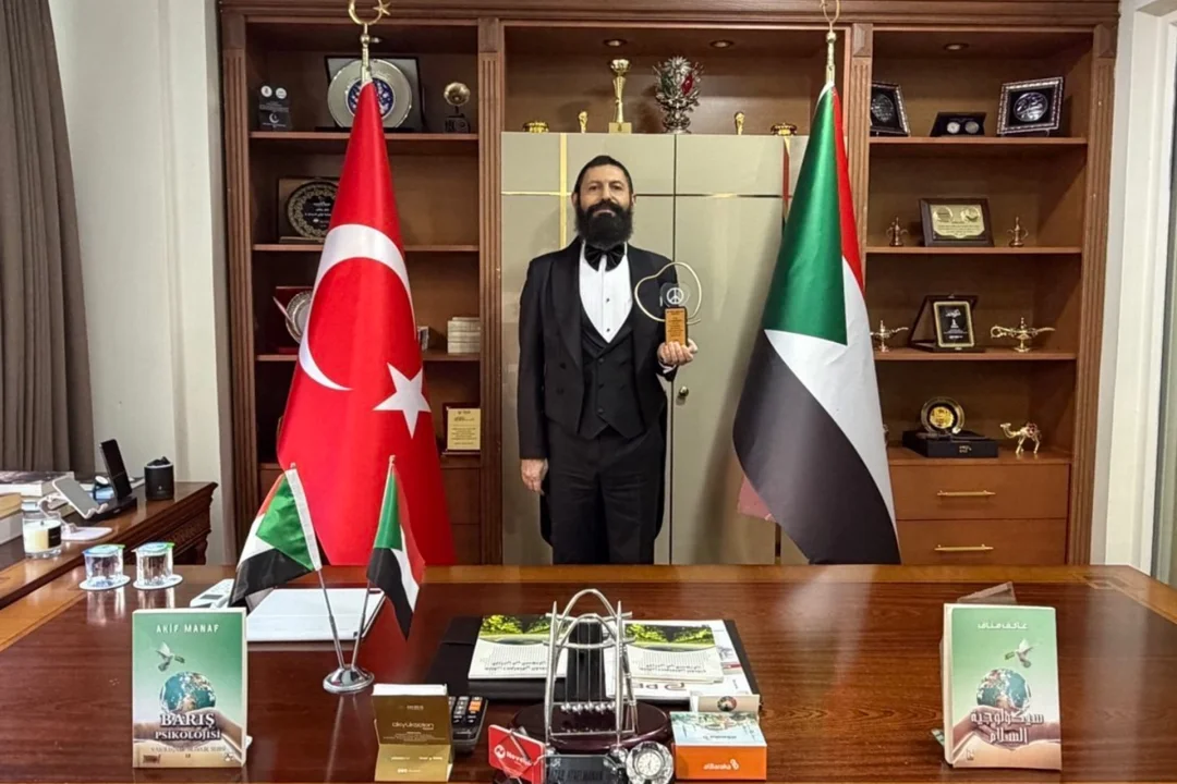 Dünyaca Ünlü Yazar Akif Manaf Küresel Barış Projelerini Anlattı