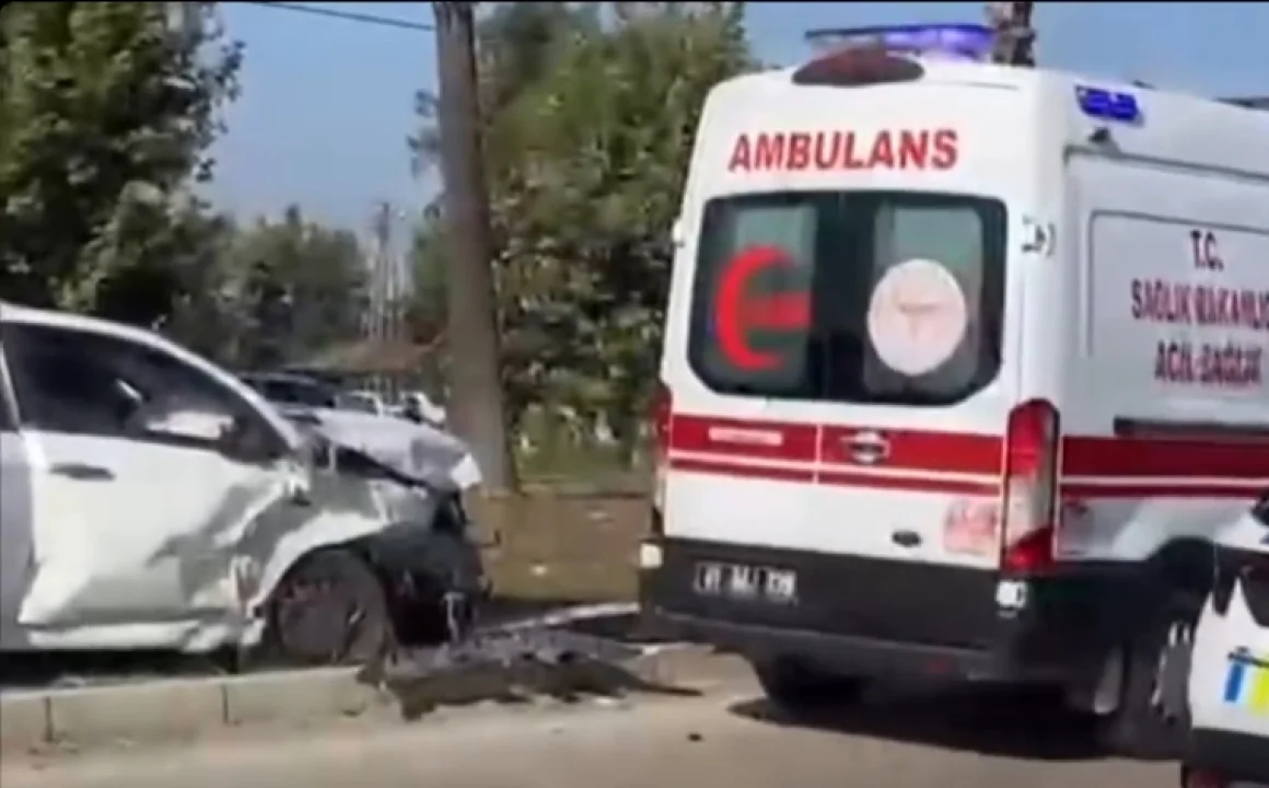 Özdemir Sabancı Bulvarı’nda Can Pazarı: Devrilen Minibüsün Sürücüsü Hayatını Kaybetti