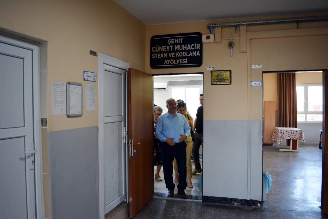 Kaymakam ve Eşi, Şehit Annesiyle Birlikte Okulu Ziyaret Etti