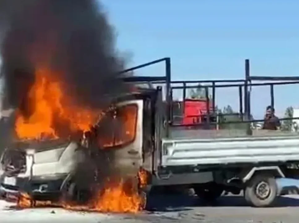 Motor Kısmından Alev Aldı: Adana’da Kamyonet Yandı