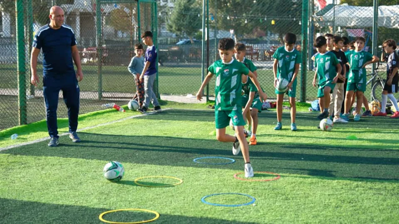 200 Çocuk, Profesyonel Antrenörlerle Futbolun Temellerini Öğreniyor