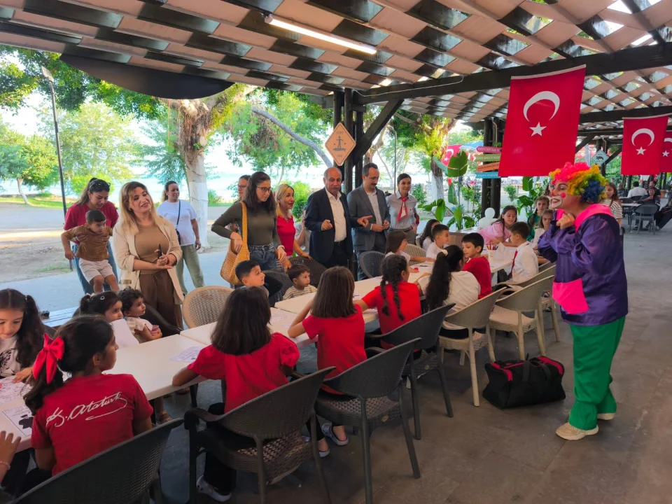 29 Ekim Coşkusu Yumurtalık Sahillerini Kırmızı Beyaza Boyadı