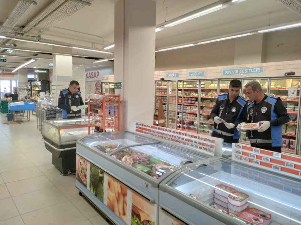 Zincir marketlerde fahiş fiyat ve SKT denetimi yapıldı