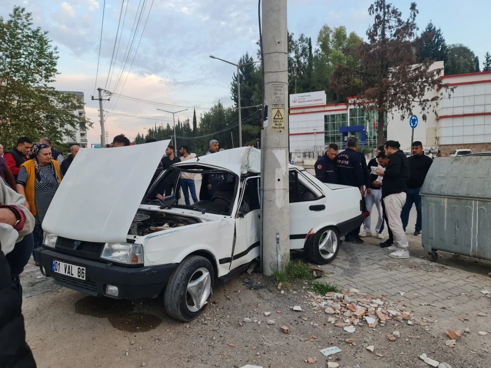 Ceyhan’da Korkunç Gece: Elektrik Direğine Çarpan Araçtaki 3 Kardeş Yaralandı