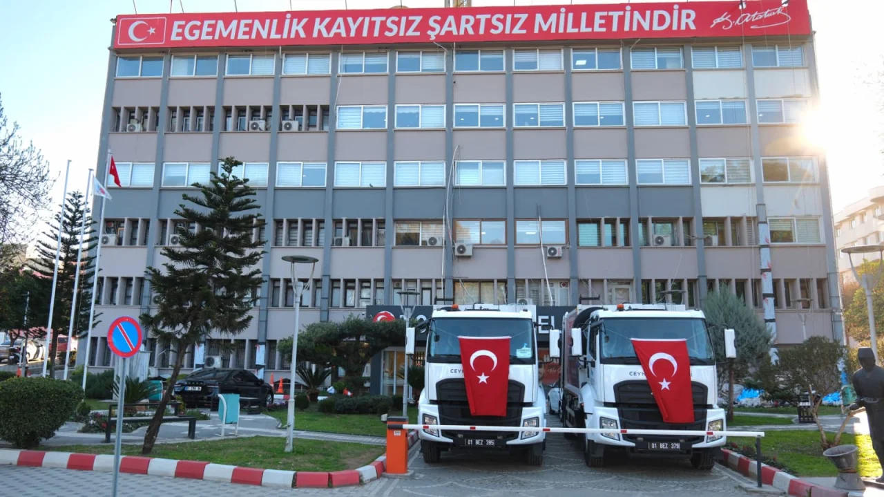 Öz Kaynakla Alındı: Ceyhan Belediyesi’nden İki Yeni Çöp Kamyonu