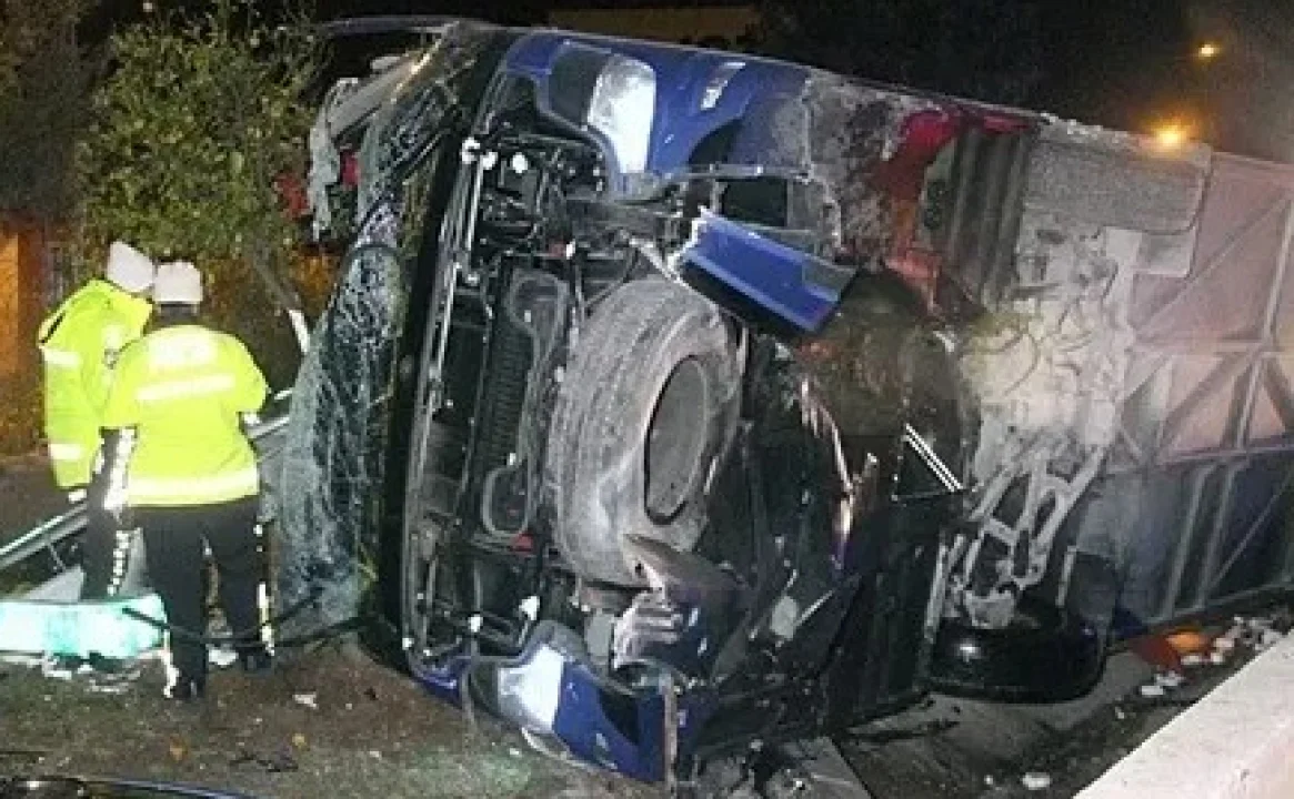 Adana Otoyolunda Korkutan Kaza: Yolcu Otobüsü Devrildi