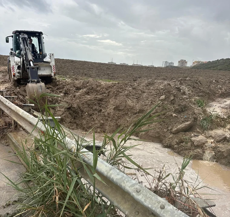 Yumurtalık’ta Yoğun Yağış Seferberliği: Yollar Açıldı, Risk Azaltıldı