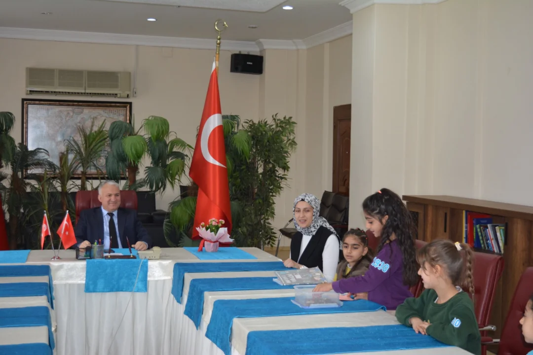 Yerel Yönetimi Yerinde Öğrendiler: Cumhuriyet İlkokulu Öğrencileri Kaymakamlıkta