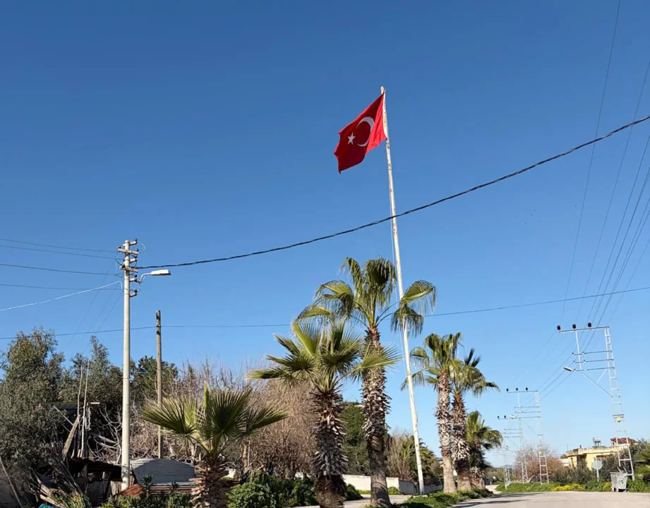 Yumurtalık’ın Her Köşesinde Ay Yıldız Gururu: Zarar Gören Bayraklar Yenilendi
