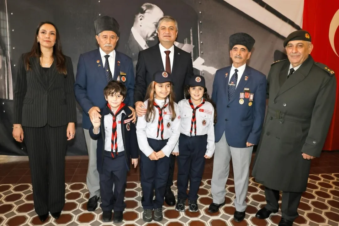 Tarihi Gar’da Duygusal Anlar: Şanlı Bayrak Gaziden Valiye Emanet