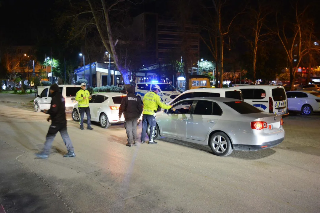 Ceyhan’da Huzur ve Güven Mesaisi: Kaymakam Kurtyemez Denetim Noktalarındaydı