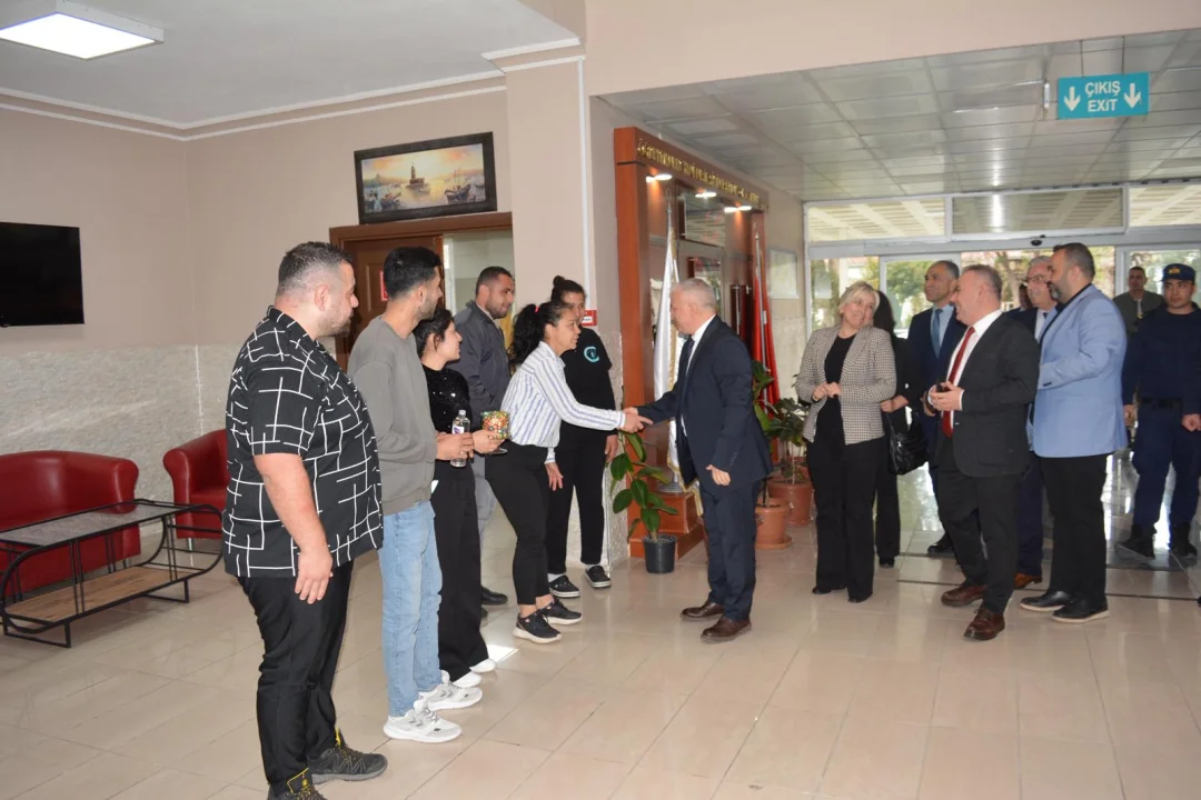 Önce Güvenlik Güçleri, Sonra Aziz Şehitlerimiz: Ceyhan’da Protokol Bayramlaştı